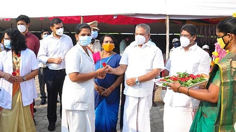 காரைக்கால் கடற்கரை சாலையில் நடைபெற்ற தேசிய ஒற்றுமை நாள் நிகழ்ச்சியில் கரோனா தடுப்பு பணியில் ஈடுபட்டு வரும் நலவழித்துறை செவிலியரைக் கவுரவித்த சட்டப்பேரவை உறுப்பினர்கள்.