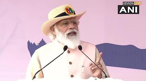 நர்மதை மாவட்டம் கேவாடியா கிராமத்தில் நடந்த நிகழ்ச்சிியல் பிரதமர் மோடி பேசிய காட்சி |  படம்: ஏஎன்ஐ.