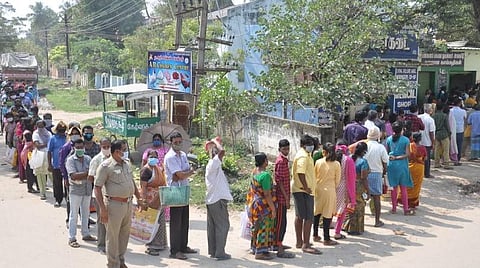 பண்ணை பசுமை நுகர்வோர் காய்கறிக் கடையில் குறைந்த விலையில் வெங்காயம் வாங்க நீண்ட வரிசையில் காத்திருந்த பொதுமக்கள்.