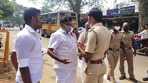 தென்காசியில் உண்ணாவிரதம் இருக்க முயன்ற காங்கிரஸார் கைது