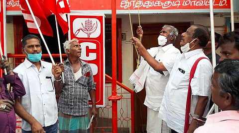 ஏ.ஐ.டி.யு.சி. நூற்றாண்டு நிறைவு விழாவையொட்டி கோவில்பட்டியில் இந்திய கம்யூனிஸ்ட் மூத்த தலைவர் ஆர்.நல்லகண்ணு தொழிற்சங்க கொடியேற்றினார்.