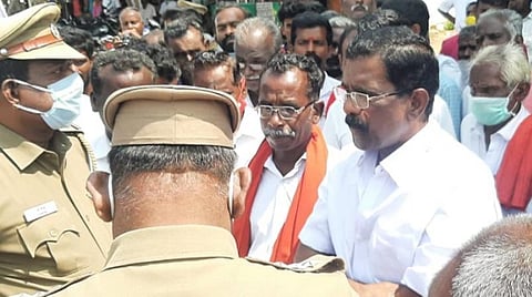 சிவகங்கை அரசு மருத்துவமனையில் தற்கொலை செய்து கொண்ட இளைஞரின் உடலை வாங்க மறுத்து போராட்டம் செய்தவர்களிடம் போலீஸார் பேச்சுவார்த்தை நடத்தினர்.