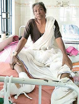 ராயப்பேட்டை அரசு மருத்துவமனை யில் ஊழியர்களால் அனுமதிக்கப்பட்ட ஆதரவற்ற மூதாட்டி.