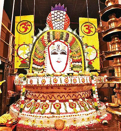 தஞ்சாவூர் பெரிய கோயிலில் நேற்று 1,000 கிலோ அரிசியால் சமைக்கப்பட்ட சாதம் சாற்றப்பட்டு, 500 கிலோ காய்கனிகள் மற்றும் இனிப்பு வகைகளால் செய்யப்பட்ட சிறப்பு அலங்காரத்தில் மூலவர் பெருவுடையார்.