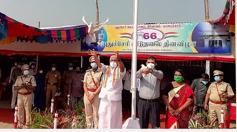 தேசியக் கொடியை ஏற்றி வைத்து சமாதானப் புறாக்களை பறக்கவிட்ட அமைச்சர் ஆர்.கமலக்கண்ணன் மற்றும் மாவட்ட ஆட்சியர் அர்ஜூன் சர்மா ஆகியோர்