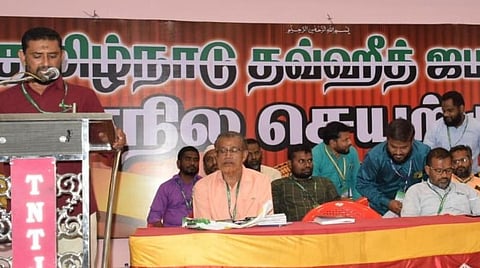 கூட்டத்தில் பேசுகிறார் அமைப்பின் மாநிலப் பொதுச் செயலாளர் இ.முகம்மது.