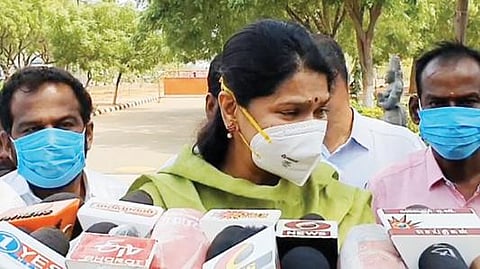 தூத்துக்குடி விமான நிலையத்தில்   பேட்டியளித்த கனிமொழி எம்பி.