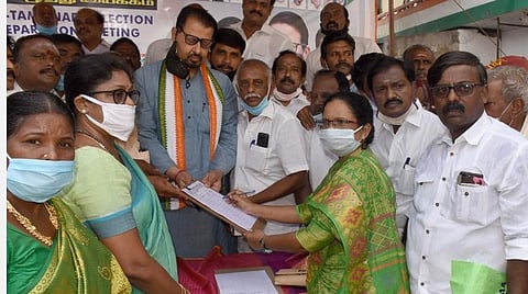 வேளாண் சட்டங்களைத் திரும்பப்பெற வலியுறுத்தி கையெழுத்து இயக்கத்தைத் தொடங்கி வைக்கிறார் காங்கிரஸ் அகில இந்தியச் செயலாளர் சஞ்சய் தத். படம்:ஜி.ஞானவேல்முருகன்.