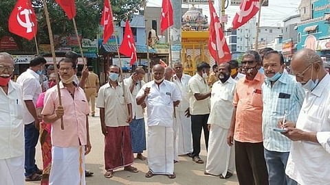 கேரளாவிற்குப் பயணிகள் போக்குவரத்து கோரி போடியில் மார்க்சிஸ்ட் கம்யூனிஸ்ட் கட்சியினர் ஆர்ப்பாட்டம்
