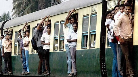 தீபாவளி பண்டிகை நெருங்கும் நிலையில் சென்னையில் மின்சார ரயில்கள் இயக்கப்படுமா?- பல லட்சம் பயணிகள் எதிர்பார்ப்பு