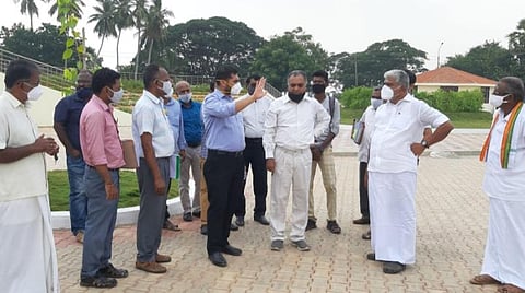 திருநள்ளாற்றில் அமைக்கப்பட்டு வரும் ஆன்மிகப் பூங்கா கட்டுமானப் பணிகளைப் பார்வையிட்டு ஆய்வு செய்த அமைச்சர் ஆர்.கமலக்கண்ண, சுற்றுலாத்துறை இயக்குநர் முகமது மன்சூர் மற்றும் அதிகாரிகள்.