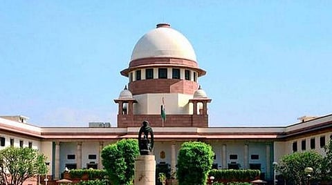 ஒடிசாவில் பட்டப் படிப்பை மறைத்து வங்கியில் பியூன் வேலைக்கு சேர்ந்தவரை பணிநீக்கம் செய்தது சரியான நடவடிக்கை: மேல்முறையீட்டு மனு மீது உச்ச நீதிமன்றம் உத்தரவு