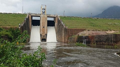 அய்யம்பாளையம் அருகேயுள்ள மருதாநதி அணை நிரம்பியதால் வெளியேற்றப்படும் உபரிநீர்.