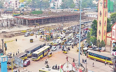 பெரியார் பஸ் நிலைய கட்டுமானப் பணிகள் தாமதம் ஆவதால் அப்பகுதியில் ஏற்பட்டு வரும் போக்குவரத்து நெரிசல். படம்: எஸ். கிருஷ்ணமூர்த்தி