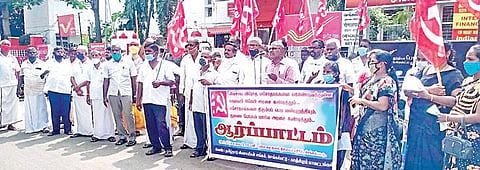 காஞ்சிபுரம், செங்கல்பட்டு பகுதிகளில் வேளாண் மசோதாக்களை எதிர்த்து விவசாயிகள் ஆர்ப்பாட்டத்தில் ஈடுபட்டனர்.
