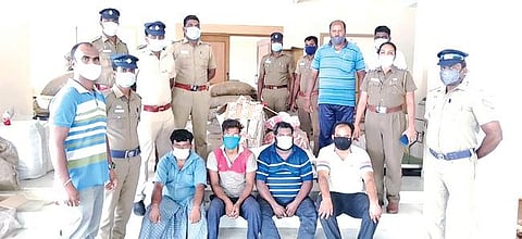 வடமாநிலங்களில் இருந்து கடத்திவரப்பட்டு பதுக்கல்: திருப்பூரில் 3,456 கிலோ புகையிலை பொருட்கள் பறிமுதல் - நள்ளிரவில் தப்பிச்செல்ல முயன்ற கும்பலை விரட்டி பிடித்த போலீஸார்