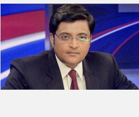பெண் கான்ஸ்டபிளைத் தாக்கினாரா? கரோனா விவகாரத்தில் முஸ்லிம்களுக்கு எதிராக செய்திகள்- அர்னாப் மீதான வழக்குகள் விவரம்