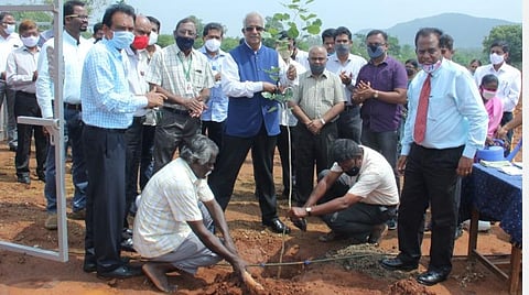 மேட்டுப்பாளையம் வனக் கல்லூரி வளாகத்தில் உயர் மதிப்புக் காடுகள் உருவாக்கும் திட்டத்தைத் தொடங்கி வைத்த துணைவேந்தர் என்.குமார், கூடுதல் தலைமை வனப் பாதுகாவலர் அன்வர்தீன் உள்ளிட்டோர்.