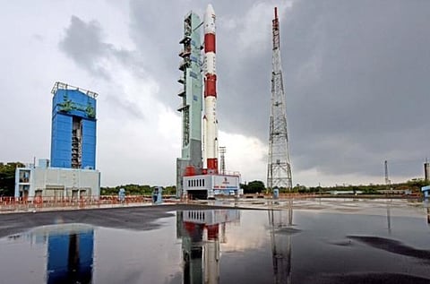 ஸ்ரீஹரிகோட்டாவிலிருந்து நாளை விண்ணில் செலுத்தப்பட இருக்கும் பிஎஸ்எல்வி சி49 ராக்கெட் : படம் உதவி ட்விட்டர்