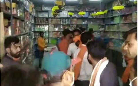 இந்து கடவுள் படம் போட்ட பட்டாசை விற்பதா?- ம.பி. கடைக்காரர்களை மிரட்டிய இந்துத்துவா அமைப்பினர்