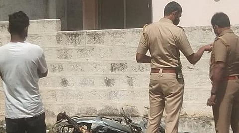 தனபால் தற்கொலை செய்த இடத்தில், விசாரணை நடத்தும் ரேஸ்கோர்ஸ் காவல்துறையினர்.