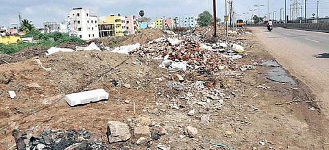 கோவை உக்கடம் - செல்வபுரம் பைபாஸ் சாலையின் ஓரத்தில் கொட்டப்பட்டுள்ள கட்டிடக் கழிவுகள்.      படம்: ஜெ.மனோகரன்