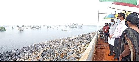 கண்ணன்கோட்டை - தேர்வாய் கண்டிகையில் உருவாக்கப்பட்டு வரும்  புதிய நீர்த் தேக்கத்தை ஆட்சியர் நேற்று ஆய்வு செய்தார்.