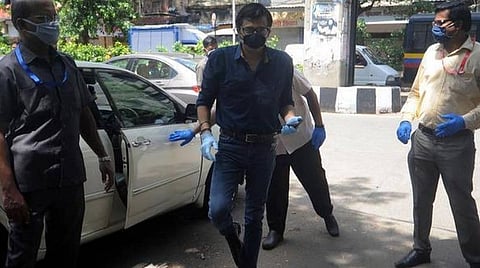 செல்போன் பயன்படுத்திய அர்னாப்: கரோனா முகாமில் இருந்து சிறைக்கு மாற்றம்