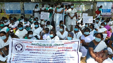 திருச்சி மாவட்ட ஆட்சியர் அலுவலகம் அருகே ஆர்ப்பாட்டத்தில் ஈடுபட்ட தமிழ்நாடு அரசு கிராம சுகாதார செவிலியர் நலச் சங்கத்தினர்.