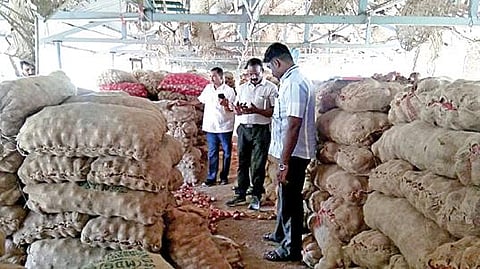 பெரம்பலூர் மாவட்டம் கூத்தனூர் சாலையில் உள்ள ஒரு கோழிப்பண்ணையில் பதுக்கி வைக்கப்பட்டிருந்த பெரிய வெங்காய மூட்டைகளை நேற்று பறிமுதல் செய்யும் குடிமைப் பொருள் குற்றப் புலனாய்வு பிரிவு போலீஸார்.