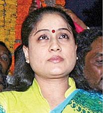 தெலங்கானா காங்கிரஸில் இருந்து விலகி பாஜகவில் மீண்டும் இணைய நடிகை விஜயசாந்தி முடிவு