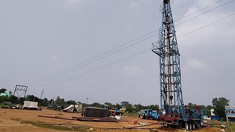 காளையார்கோவில் மாந்தாளி கண்மாயில் கிராமமக்கள் எதிர்ப்பால் ராட்சத ஆழ்த்துளை கிணறு அமைக்கும் பணி நிறுத்தப்பட்டது.