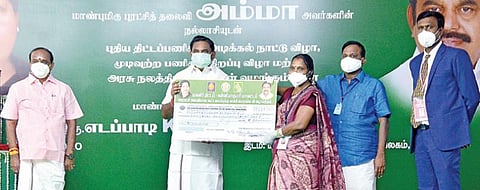 நாகர்கோவிலில் நடைபெற்ற விழாவில் பயனாளிக்கு நலத்திட்ட உதவி வழங்கும் முதல்வர் பழனிசாமி. உடன், அமைச்சர் கடம்பூர் செ.ராஜு, தமிழக அரசின் டெல்லி பிரதிநிதி தளவாய் சுந்தரம், ஆட்சியர் எம்.அரவிந்த்.படம்: மு.லெட்சுமி அருண்