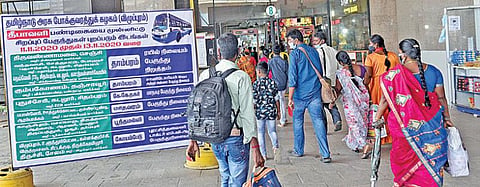 சென்னையில் 5 இடங்களில் இருந்து வெளியூர் பேருந்துகள் இயக்கப்படுகின்றன. இதுகுறித்து கோயம்பேடு பேருந்து நிலையத்தில் வைக்கப்பட்டுள்ள அறிவிப்பு பலகையை பார்த்தபடியே செல்லும் பயணிகள். படம்: ம.பிரபு