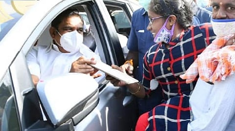 சாலையோரம் கோரிக்கை மனுவுடன் காத்திருந்த மாற்றுத்திறனாளி பெண்: விசாரித்து ஒரு மணி நேரத்தில் மாதம் ரூ.15,000 ஊதியத்தில் அரசுப் பணிக்கான ஆணை வழங்கிய முதல்வர்