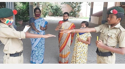 விபத்தில்லா தீபாவளி கொண்டாட உறுதிமொழி ஏற்றுக்கொண்ட மாணவர்கள்.