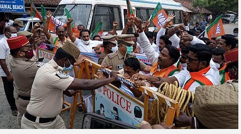 காரைக்காலில் புதுச்சேரி அரசைக் கண்டித்து குடிமைப் பொருள் வழங்கல் அலுவலகத்தை முற்றுகையிட முயன்ற பாஜகவினரைத் தடுத்து நிறுத்திய போலீஸார்.