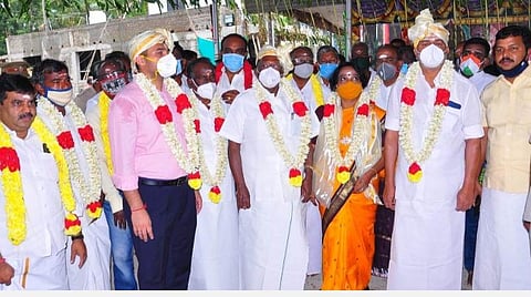 விழிதியூர் சந்தைவெளி மாரியம்மன்  கோயிலில் நடைபெற்ற குடமுழுக்கு விழாவில் பங்கேற்ற புதுச்சேரி முதல்வர் வி.நாராயணசாமி உள்ளிட்டோர்.