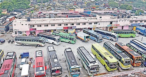 தீபாவளி பண்டிகைக்கு ஒரு சில நாட்களே உள்ளதால் சொந்த ஊர்களுக்கு செல்லும் பயணிகள் வருகைக்காக சென்னை கோயம்பேடு ஆம்னி பேருந்து நிலையத்தில் நிறுத்தி வைக்கப்பட்டுள்ள பேருந்துகள். படம்: ம.பிரபு