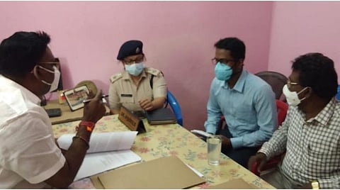 காவல் நிலையத்தில் உயர் அதிகாரிகளுடன் ஆனந்த் ஆலோசனை.