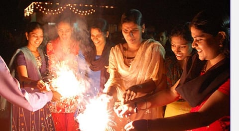 எண்ணெயில் திருமகள்; சிகைக்காயில் கலைமகள்; புத்தாடையில் விஷ்ணு; தீபத்தில் சிவனார்!  - தீபாவளி எனும் ஐஸ்வர்யம் தரும் பண்டிகை! 