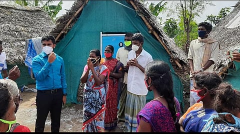 தங்கள் குடியிருப்புக்கு மின்சார இணைப்பை ஏற்படுத்தி தந்த சிதம்பரம் சார் ஆட்சியர் மதுபாலனுக்கு பழங்குடியின இருளர் மக்கள் கண்ணீர் மல்க நன்றி தெரிவித்தனர்.