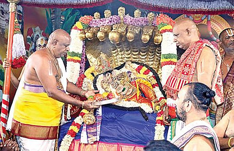 திருச்சானூர் பத்மாவதி தாயார் கோயில் பிரம்மோற்சவத்தின் 2ம் நாளான நேற்று காலையில் தாயார் பெரிய சேஷ வாகனத்தில் எழுந்தருளினார்.