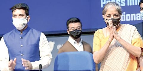 டெல்லியில் காணொலி காட்சி மூலம் செய்தியாளர்களைச் சந்தித்த நிதி அமைச்சர் நிர்மலா சீதாராமன், இணை அமைச்சர் அனுராக் தாக்குர். படம்: பிடிஐ