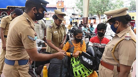 பயணிகள் பட்டாசுகள் கொண்டு செல்கின்றனரா?- கோவை ரயில் நிலையத்தில் தீவிர சோதனை