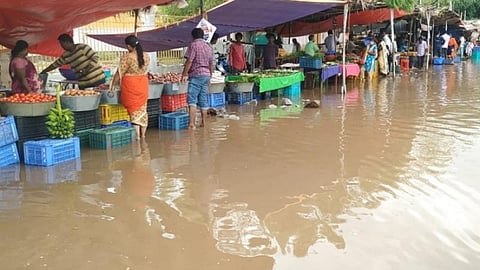 தூத்துக்குடி மாவட்டத்தில் பலத்த மழை: சாலைகள், தெருக்களில் தண்ணீர் தேங்கியதால் மக்கள் அவதி