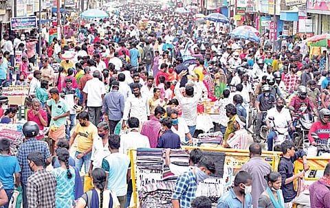தமிழகம் முழுவதும் தீபாவளி விற்பனை நேற்று களைகட்டியது. பொருட்களை வாங்க திரண்ட மக்கள் கூட்டத்தால் முக்கிய சாலைகள் திக்கு முக்காடின. மதுரை நேதாஜி சாலையில் வெள்ளம் போல திரண்ட மக்கள் கூட்டம்.  படம்: எஸ். கிருஷ்ணமூர்த்தி