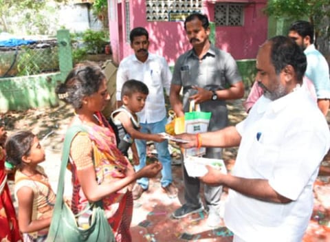 நலத்திட்ட உதவிகளை வழங்கும் அமைச்சர் ஆர்.பி.உதயகுமார்.