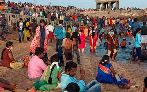 கன்னியாகுமரியில் குவிந்த சுற்றுலாப் பயணிகள்