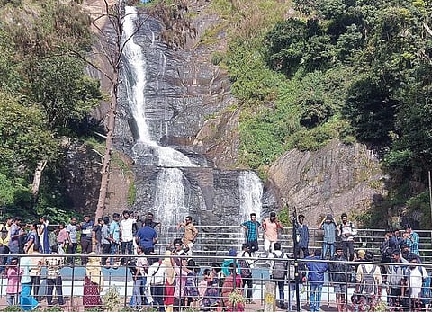 கொடைக்கானல் செல்லும் வழியில் வெள்ளி நீர்வீழ்ச்சியைக் கண்டு ரசித்த சுற்றுலாப் பயணிகள், அங்கு புகைப்படம் எடுத்துக் கொள்ள ஆர்வம் காட்டினர்.